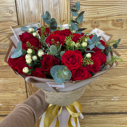 Ramo Circular Rosas Rojas e Hypericum