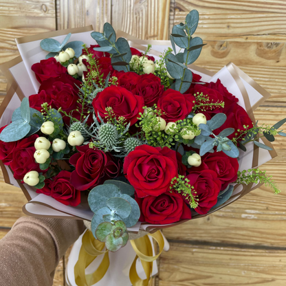 Ramo Circular Rosas Rojas e Hypericum