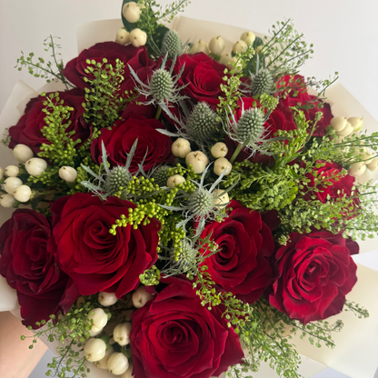 Ramo Circular Rosas Rojas e Hypericum