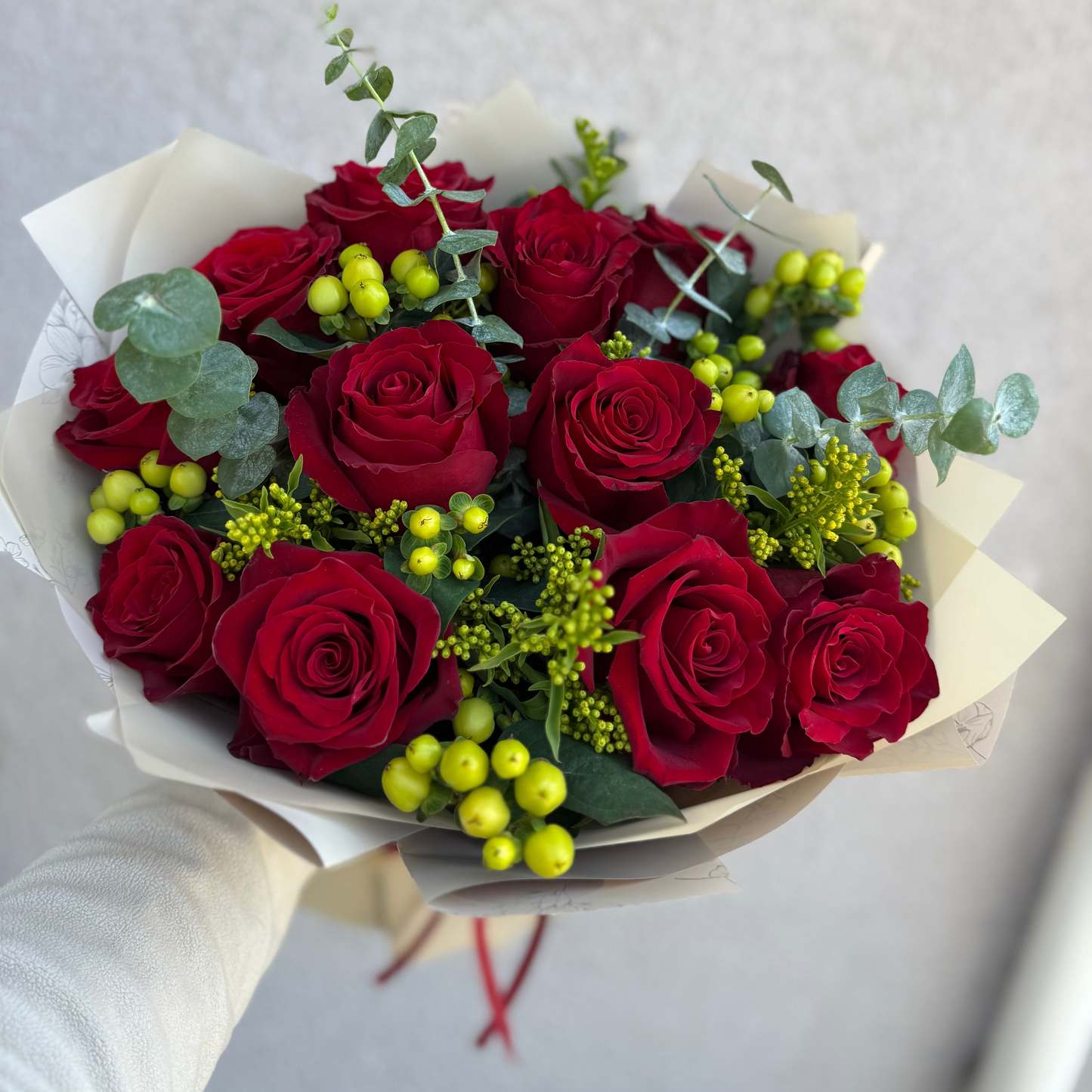 Ramo Circular Rosas Rojas e Hypericum