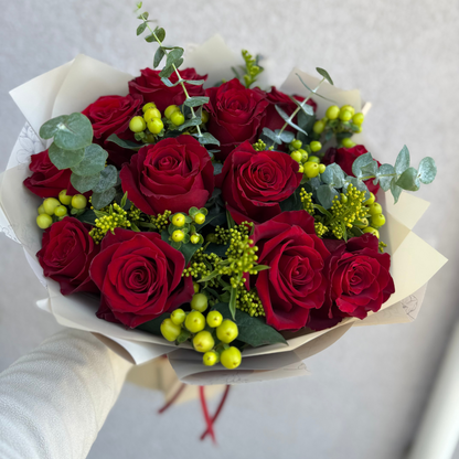 Ramo Circular Rosas Rojas e Hypericum